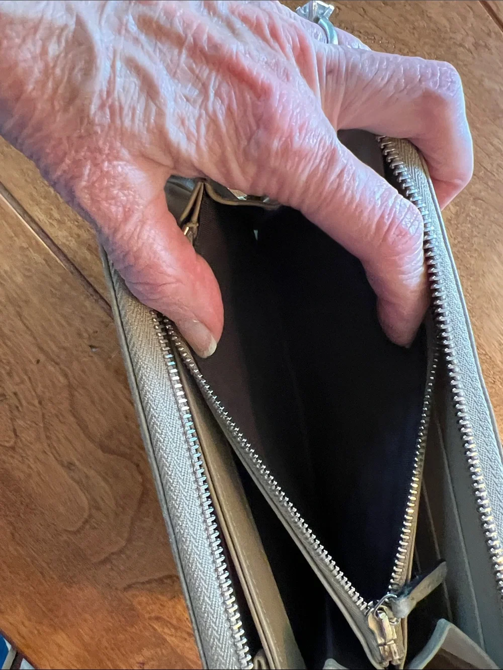 Gucci Light Gray Signature Leather Zip Wallet with Tassel Accent MicrGucciassima